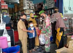Kompak, Babinsa Dan Bhabinkamtibmas Sambangi Pertokoan Ajak Warga Patuhi Prokes