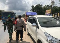 Sejumlah Pengendara di Berhentikan Petugas di Pos Penyekatan Arus Mudik Simpang Runtu