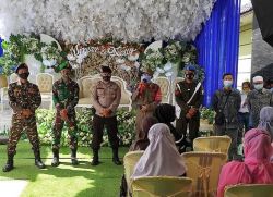 Bersama Satgas Yustisi, Babinsa Kodim 1013/Mtw Pantau dan Tertibkan Hajatan Warga