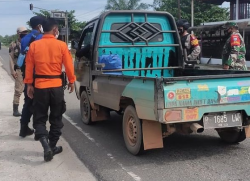 Jelang Lebaran dan Larangan Mudik Babinsa Koramil 1015-16/Pbh Terus Siaga Di Pos Pam Ketupat
