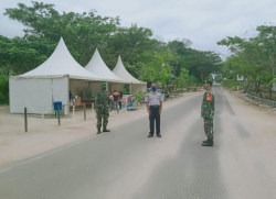 Babinsa Koramil 1013-03/Teweh Tengah Bersama Aparat Gabungan Lakukan Penyekatan Mudik Lebaran.