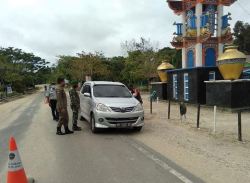 Babinsa Koramil 1013-03/Teweh Tengah Bersama Aparat Gabungan Lakukan Penyekatan Mudik Lebaran.