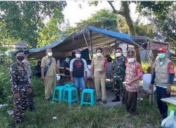 Babinsa Koramil Bukit Batu Komsos Diwilayah Tegakkan PPKM Mikro