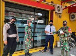 Koramil Tumbang Talaken Sasar Sekolah Dasar dan Instansi Perbankkan Bagikan Masker Gratis