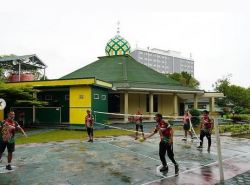 Untuk menjalin keakraban anggota Korem 102/Pjg laksanakan olahraga bersama.