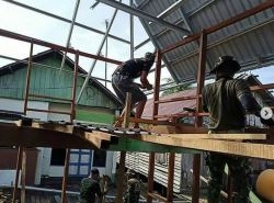 Pemasangan Atap Musholla Mulai Dilaksanakan Tim Satgas TMMD