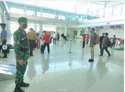Kodim 1016/Plk Amankan Kedatangan Penumpang di Bandara Tjilik Riwut