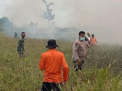 anas Terik dan Berpuasa, Babinsa Koramil 1014 -06/Sukamara Tetap Semangat Padamkan Api