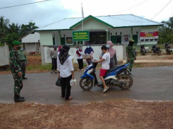 Peduli Sesama Dibulan Ramadhan, Babinsa Natai Kondang Bagikan Takjil Gratis