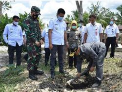 Hadiri Kunker Plt. Gubernur Kalteng, Dandim 1013/Mtw Tanam Kurma
