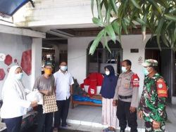 Babinsa dan Bhabinkamtibmas Dampingi Lurah Panarung Bantu Tali Asih Sembako Kepada Warganya