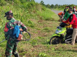 Babinsa Koramil 1015 – 14/KPB dan Staf Kecamatan Seruyan Hilir Tengah Gotong Royong Bersihkan Jalan