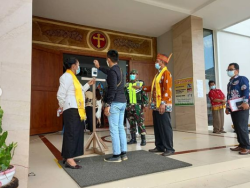 Personel Koramil Pahandut Berikan Edukasi Prokes Kepada Jemaat Gereja YGB