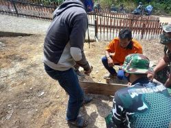 Anggota Satgas TMMD ke -111 Kodim 1013/Mtw Pembersihan Sekitar Lokasi Pembuatan Balai Basara.