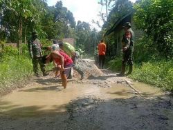 Menyambut Hari Pahlawan, Babinsa Sepang Bersama Warga Lakukan Gotong Royong Perbaiki Akses Jalan Desa
