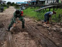 Tumbuhkan Semangat Gotong Royong, Babinsa Koramil Pahandut Bantu Warga Timbun Jalan Berlubang