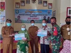 Dampingi Penyaluran BLT-DD, Babinsa Koramil 1015-11/Cempaga Terapkan Protokol Kesehatan