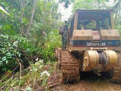 Tak Kenal Lelah Satgas TMMD Selalu Beri Arahan Pada Operator Alat Berat