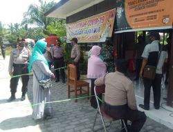 Ciptakan Rasa Aman, Babinsa Pahandut Kawal Penyaluran 2772 Paket Sembako Kepada Warga