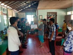 Babinsa Koramil Manuhing Dampingi Pembagian BLT Dan Himbau Prokes Covid 19