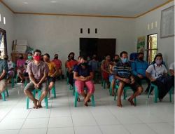 Peran Aktif Babinsa Talaken Kawal Pembagian BLT DD Tahap VI Desa Samui