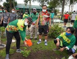 Menanam pohon untuk melestarikan alam supaya terjadi keseimbangan.