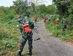 Jumat Bersih, Koramil 1015-03/Ksg Ajak Warga Bersihkan TPU Dan Jalan