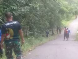 Koramil 1013-02/Montalat Gotong Royong Bersihkan Jalan Poros