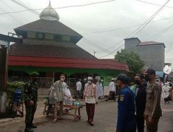 Pantau Ibadah Sholat Idul Fitri, Babinsa Koramil Tewah Himbau Jamaah Patuhi Prokes