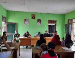 Babinsa Koramil Tumbang Talaken Dampingi Penyaluran BLT DD Desa Taringen