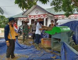 Turun ke Sawah, Babinsa Pangkut Bantu Warga Panen Padi