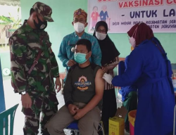 Babinsa Koramil 1015-14/Klp Sosialisasi Dan Amankan Pelaksanaan Vaksinasi