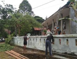 Jumat Bersih, Babinsa Koramil 1013-10/Saripoi Bersama Masyarakat Bersihkan Lingkungan Masjid.
