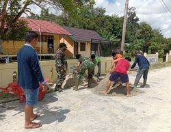 Bangkitkan Semangat Gotong Royong, Babinsa Koramil Sepang Ajak Warga Benahi Taman Kanak-Kanak