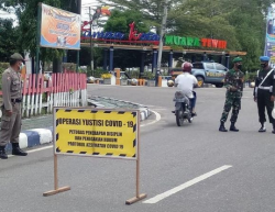 Beri Efek Jera, Babinsa Koramil 1013-03/Teweh Tengah Bersama Aparat Gabungan Beri Sanksi Pelanggar Prokes.