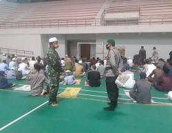 Babinsa Bukit Tunggal Awasi Prokes Salat Idul Fitri di GOR Indoor