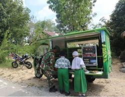 Tingkatkan Pengetahuan Warga Dengan Membaca Satgas TMMD Bawa Si-Komos ke ingkungan Warga