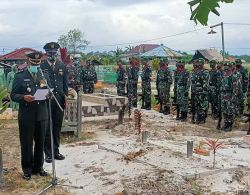 Kepala Staf Kodim1015 / Sampit Pimpin Upacara Pemakaman Purnawirawan Serda Mustakim.