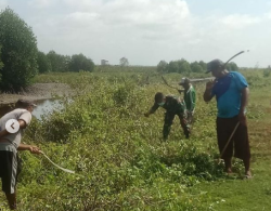 Kompak, Babinsa Sei Baru Bersama Warga Bersihkan Parit dan Badan Jalan