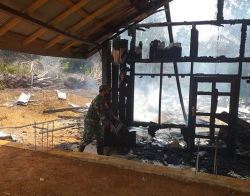 Bersama Warga, Personil Koramil Pangkut Berjibaku Padamkan Kebakaran Dengan Alat Seadanya.