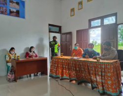 Babinsa Koramil 1016-06/Kurun Amankan Penyaluran Dana Desa