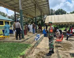 Anggota Koramil Pangkut Kawal Pelaksanaan Test Swab Masal