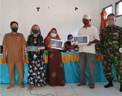 Babinsa 1015-16/Pbh Kawal Penyaluran BLT DD Tepat Sasaran