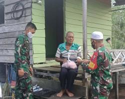 Kodim 1015/Sampit Serahkan Zakat Fitrah Kepada Panti Asuhan Dan Masyarakat Kurang Mampu