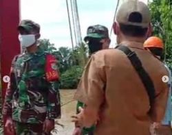 Babinsa Koramil 1015-13/Mentaya Hulu Bersama Perangkat Desa Melakukan Pengecekan Dan Pemeliharaan Jembatan Gantung