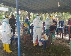 Babinsa Sumber Agung Dampingi Tim Medis Lakuakan Tes PCR Pada Warga