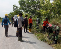 Pupuk Rasa Persatuan, Babinsaramil 1015-02/Bbg Gotong Royong Bersihkan Jalan Bersama Warga Perbatasan