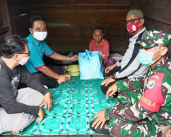 Babinsa Koramil 1015-08/Mbk Menghadiri Penyerahan Paket Sembako Dari Vihara Karuna Maitreya Kepada Kelurahan Ketapang