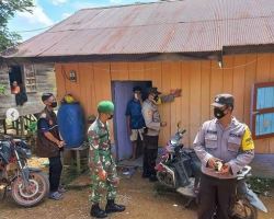 Babinsa Kelurahan Pangkut Dampingi Petugas Medis Tracing Warga yang Terkonfirmasi Positif Covid-19