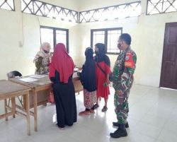 Wujudkan Rasa Aman, Babinsa dan Bhabinkamtibmas Petuk Katimpun Kawal Pendistribusian 100 Sak Beras PKH Kepada Warga